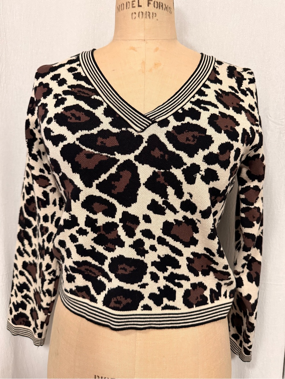 Lizette Collection, Animal design Crop Sweater sz XL